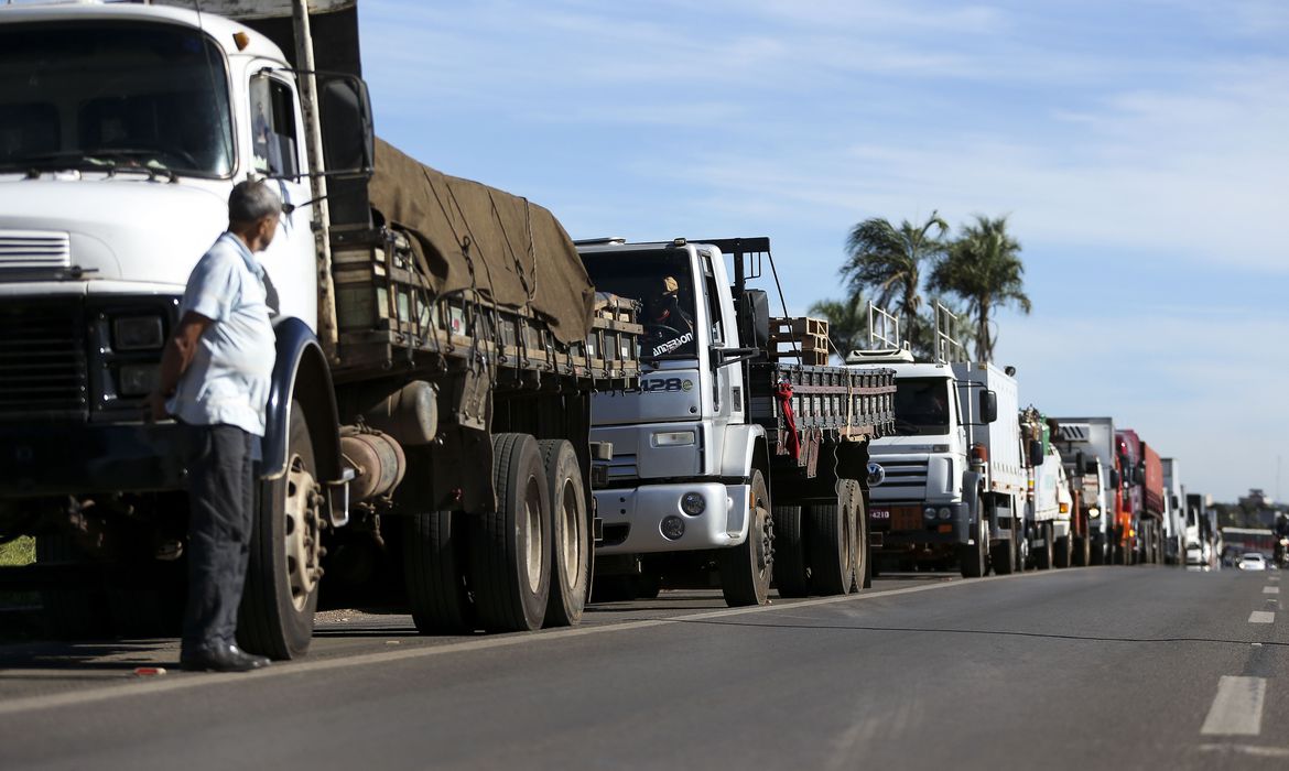 Alta do diesel deve gerar atualização do piso de frete; caminhoneiros podem parar