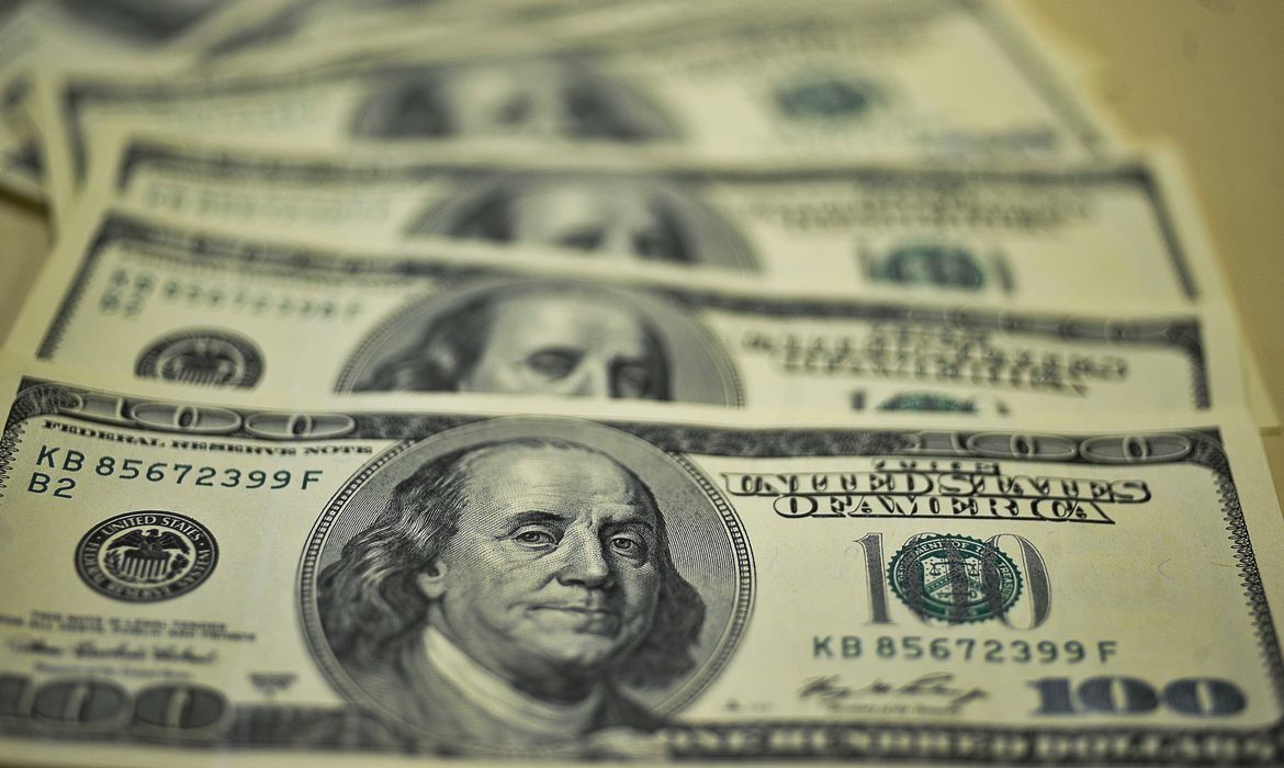 Dólar fecha em alta de 0,25% com tensão doméstica política e fiscal