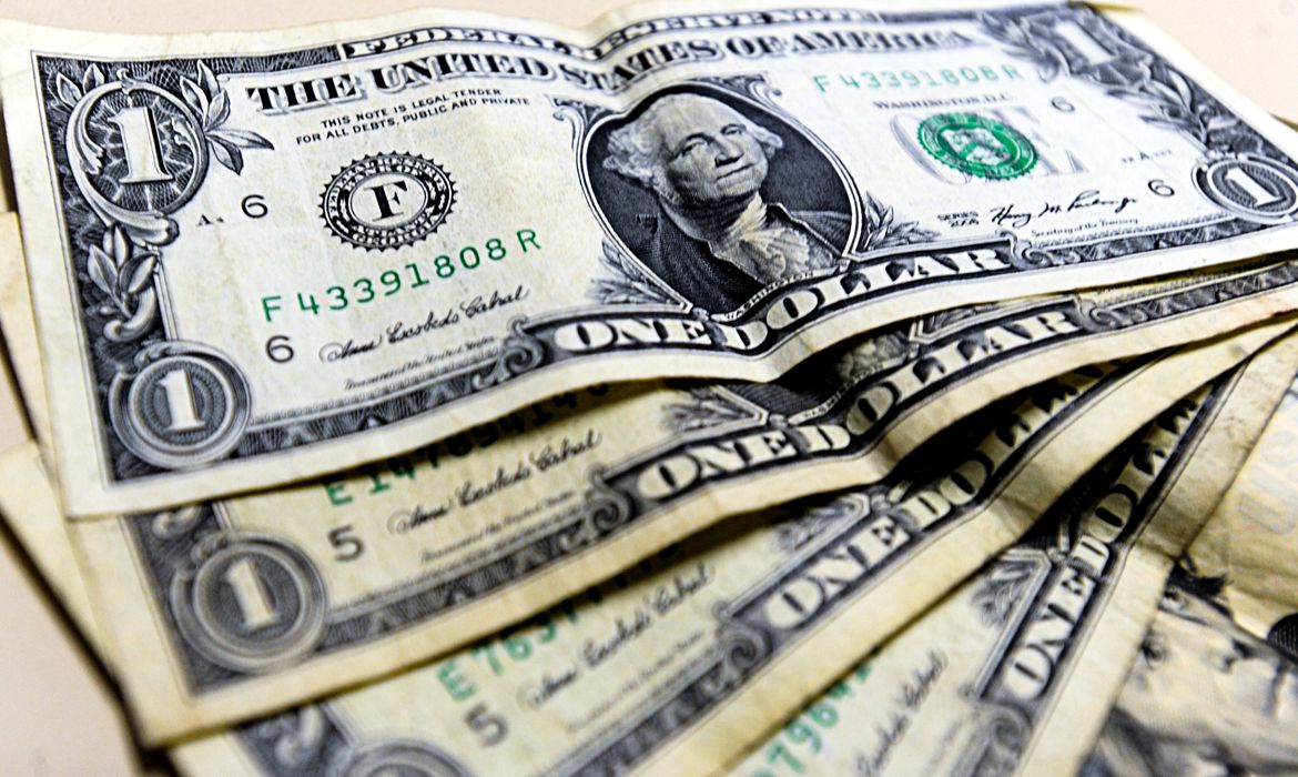 Dólar sobe e renova máxima a R$ 5,66 com exterior, fiscal e caminhoneiros