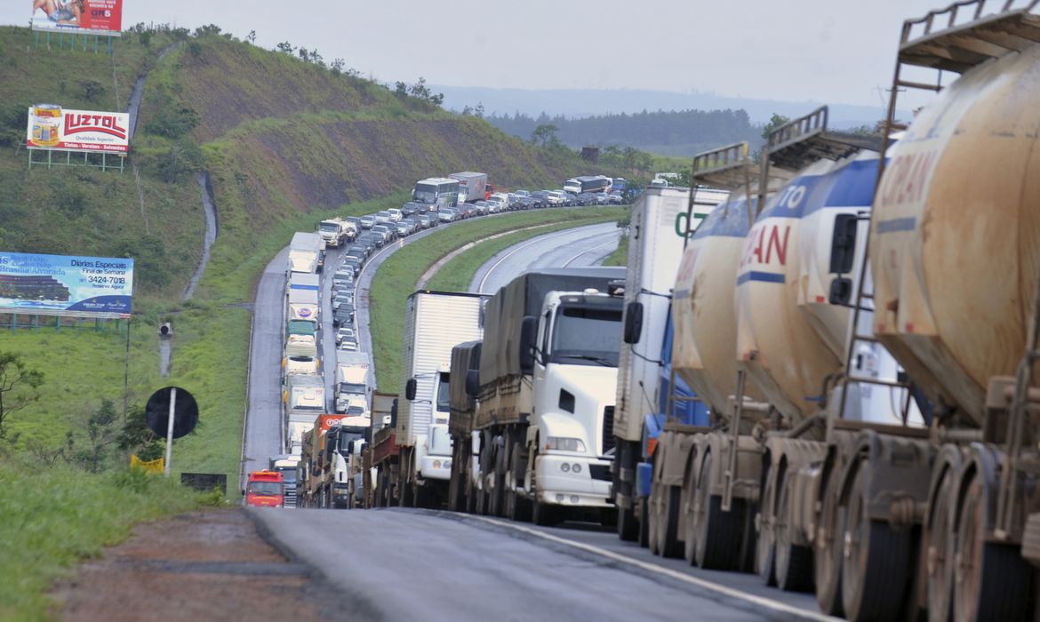 Caminhoneiros marcam greve, mas governo vê ameaça vazia