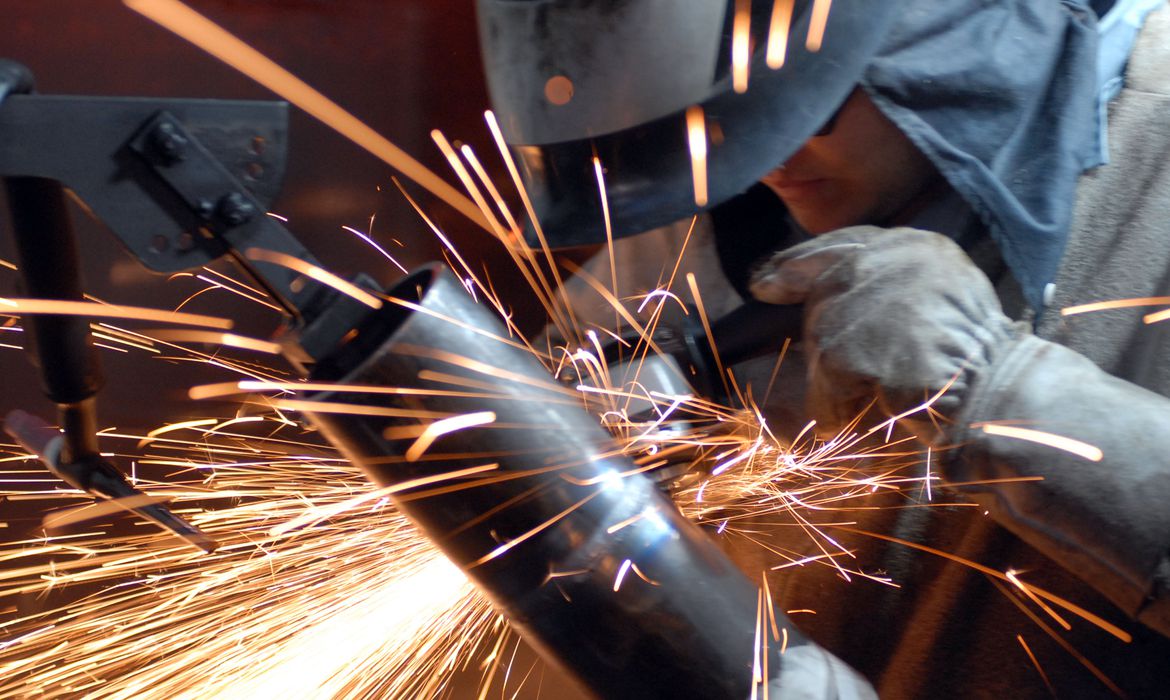 Produção industrial cai 0,4% em setembro, diz IBGE