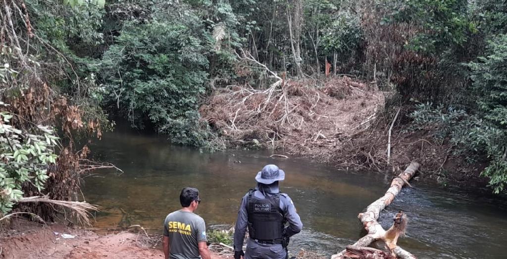 Polícia desmonta acampamento ilegal e aplica multa de R$ 50 mil por crime ambiental