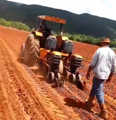 Produtor recebe orientação de regulagem de plantadeira para evitar desperdício