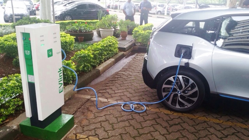 Venda de carros elétricos mais que triplica no Brasil em 2021