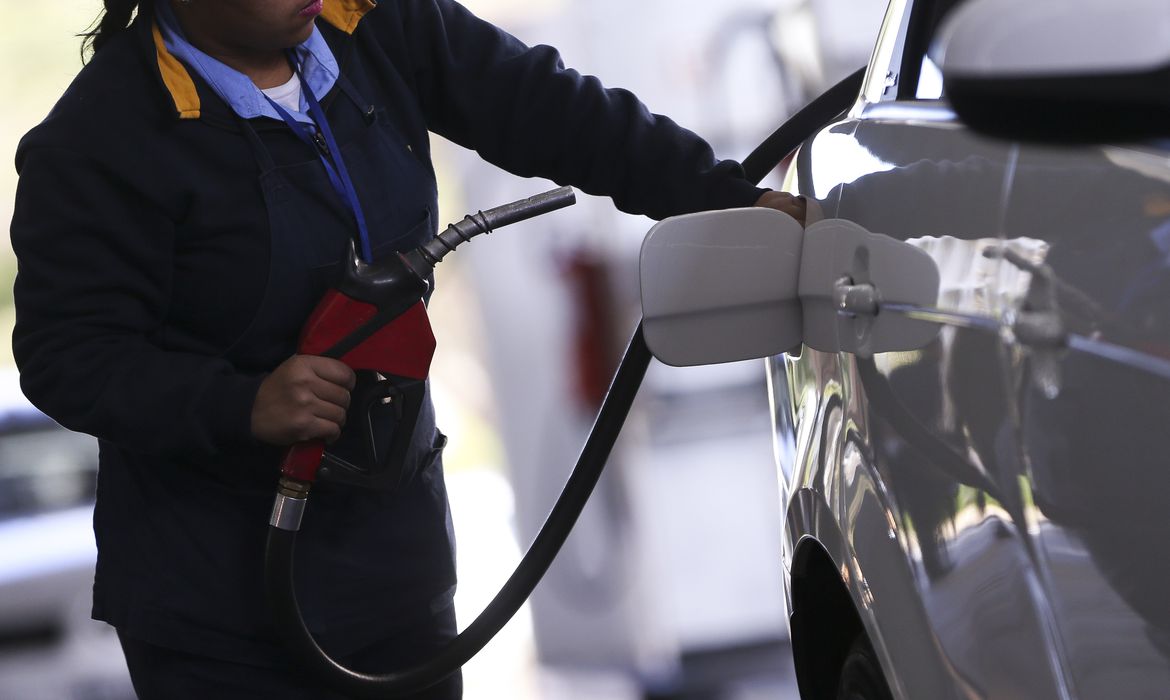 Governo propõe manter congelamento do preço médio de ICMS de combustível