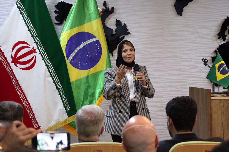 No Irã, ministra fala sobre comprar fertilizantes e exportar produtos brasileiros