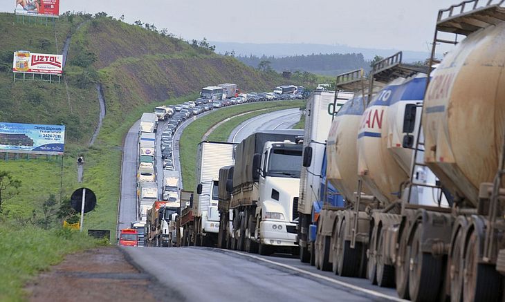 Prorrogada MP que prevê reajuste de frete para caminhoneiros