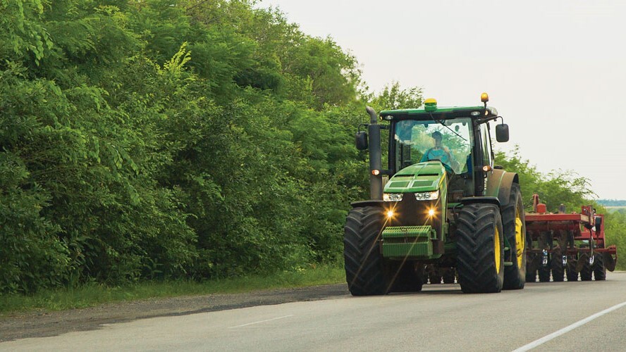 Tratores e máquinas agrícolas que transitam em vias públicas têm que ser registrados