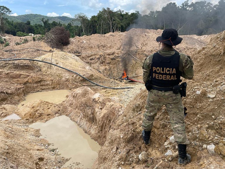 Polícia Federal destrói maquinários durante operação contra garimpo ilegal em terra indígena de MT