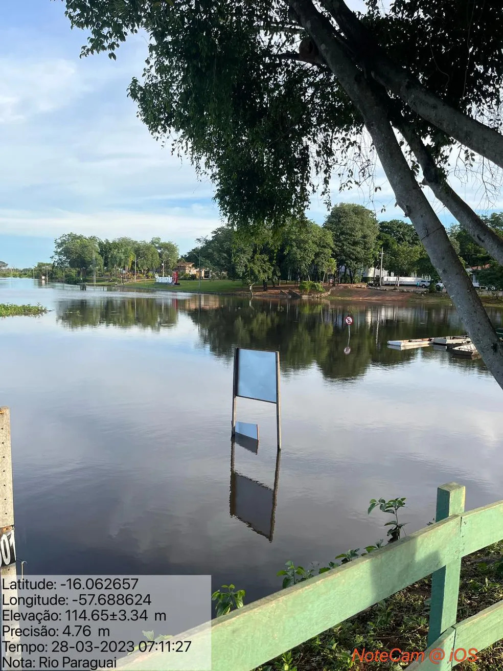 Após aumento no nível de rio, ribeirinhos deixam casas em MT