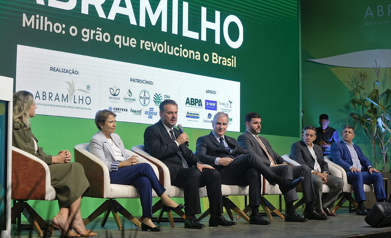 Carlos Fávaro exalta qualidade do milho brasileiro em congresso