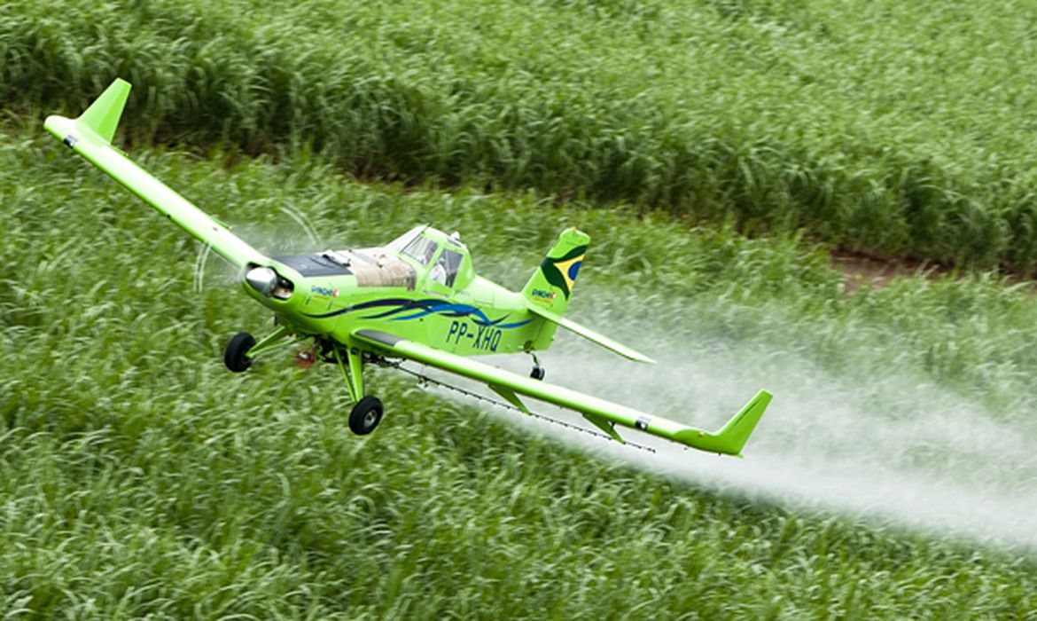 Maior consumidor de agrotóxicos do País, MT pode proibir aplicação aérea