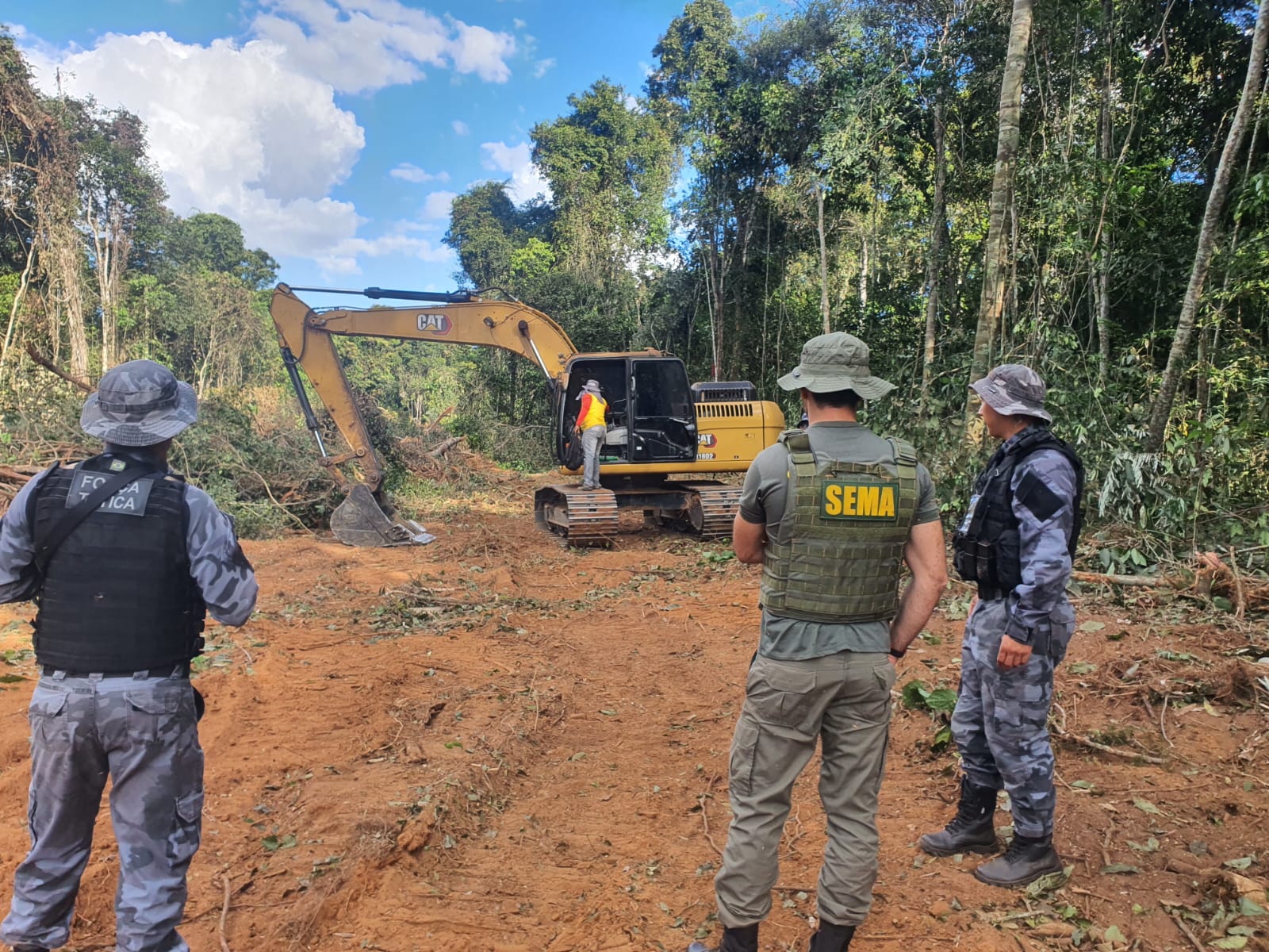 Juiz proíbe destruição de máquinas usadas em crimes ambientais em MT