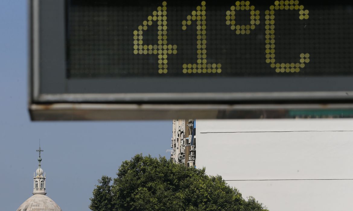 País tem tem áreas que já estão até 3°C mais quentes, diz Inpe