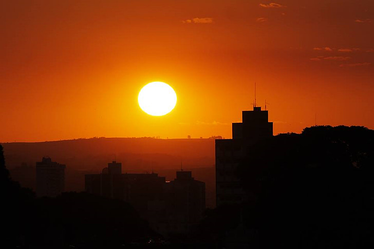 Onda de calor eleva em até 5°C a temperatura do mês em Goiás