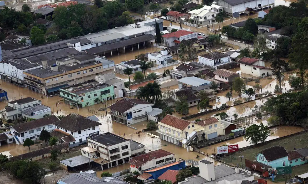 Relógio do Juízo Final: guerras e crise climática ameaçam a sobrevivência