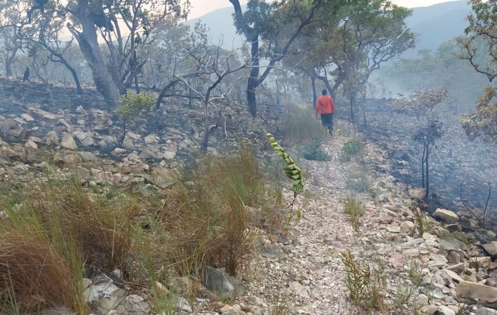 Em meio a incêndio, governador derruba Situação de Emergência