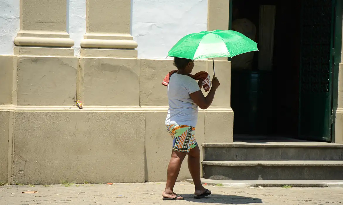 Calorão vai continuar na primeira semana de maio no Centro-Oeste