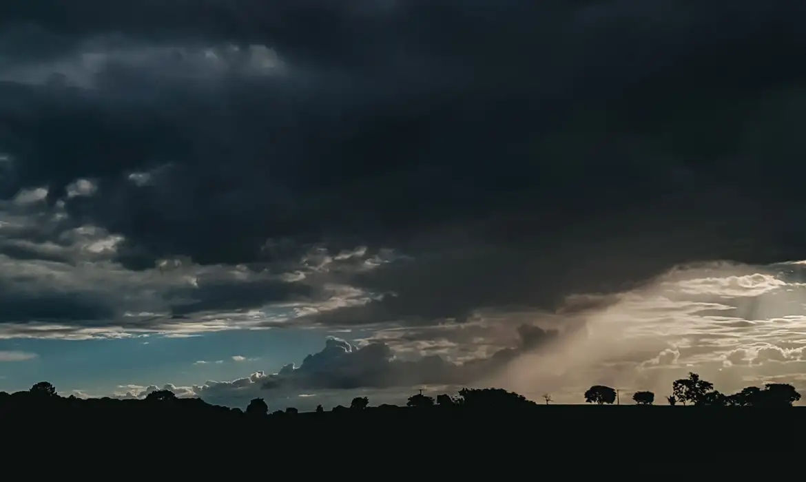 Frente fria traz chuvas para regiões agrícolas nesta terça